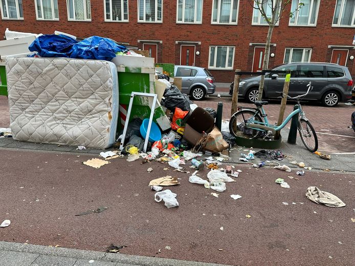 Hier op de Schalk Burgstraat heeft de gemeente de straat onlangs heringericht. De ondergrondse afvalcontainers zijn niet meer teruggekeerd. Zie hier het resultaat.