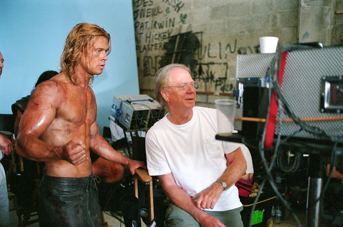 Wolfgang Petersen (rechts) en Brad Pitt tijdens de opnames van 'Troy'.