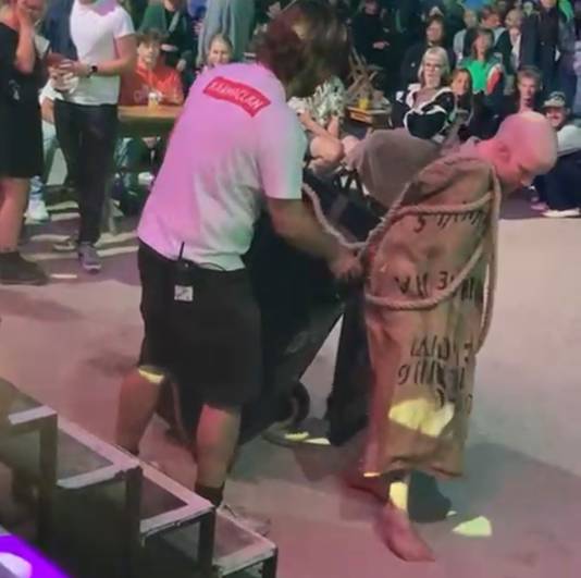 Eve tira fuori un cassonetto per sbarazzarsi del suo cattivo karma.