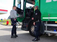 Politie betrapt vanuit touringcar ruim 200 appende bestuurders: ‘Je gooit een hengel uit en je hebt beet’