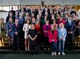 De 55 nieuwe Statenleden van Brabant in één beeld gevangen. Met in hun midden (paarse colbert) commissaris van de Koning Ina Adema.