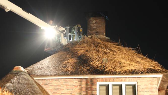 Schoorsteenbrand in woning met rieten dak in Neede, schade aanzienlijk