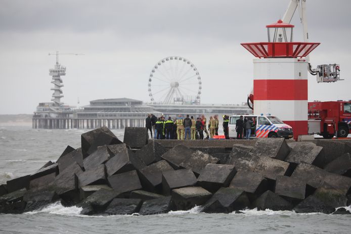 Met behulp van een hoogwerker wordt een stoffelijk overschot vandaag bij het Noordelijk Havenhoofd in Scheveningen geborgen.