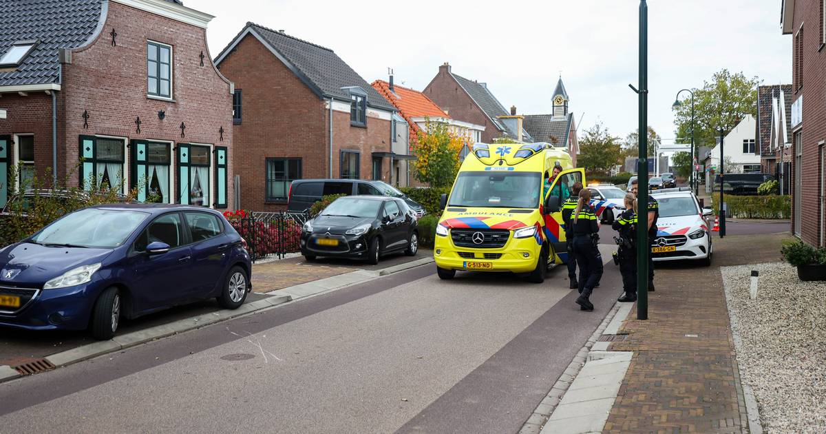 Motorrijder botst op geparkeerde auto en raakt gewond op Kerkweg in Driebruggen