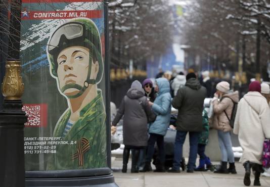 'Rusland dienen is een echte baan' staat te lezen op een billboard in Rusland.