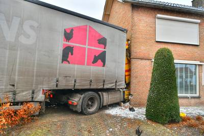 Vrachtwagen rijdt door gevel van woning in Maarheeze