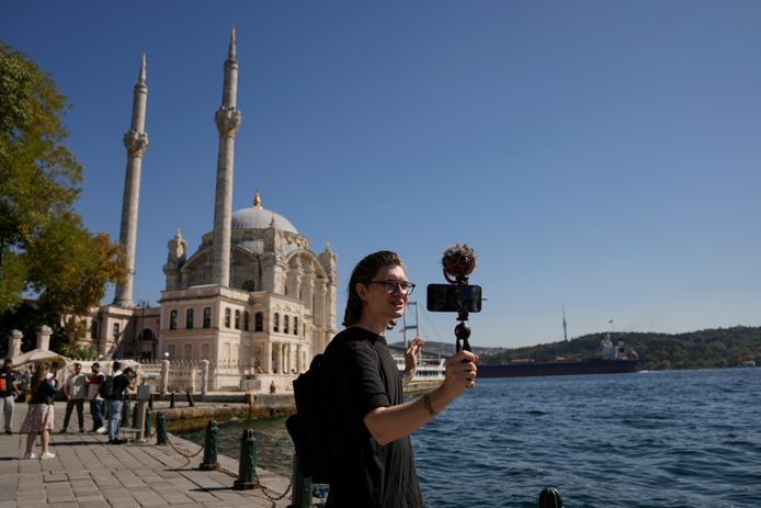 YouTube-блогер Прошин сбежал в Стамбул из сибирского города Омска.
