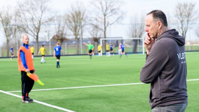 Van voetbalpraat tot wc-bezoek; de spelers van SKNWK delen alles met interim-coach Van der Cingel