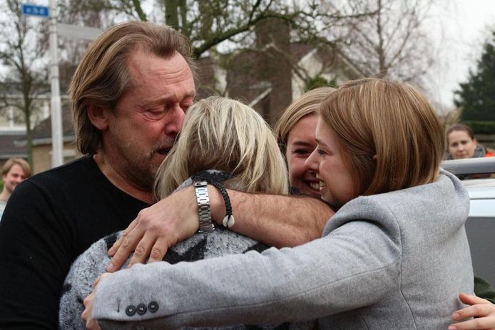 Simone knuffelt haar familie na haar ontslag uit het ziekenhuis.