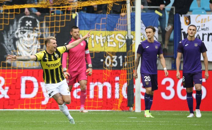Vreugde bij een speler van Vitesse na de 1-0 tegen Anderlecht.