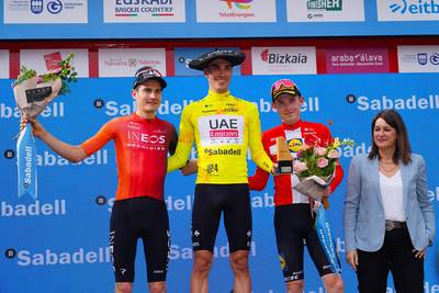 Juan Ayuso rijdt Skjelmose nog uit leiderstrui in onthoofde Ronde van het Baskenland, Carlos Rodriguez wint slotetappe