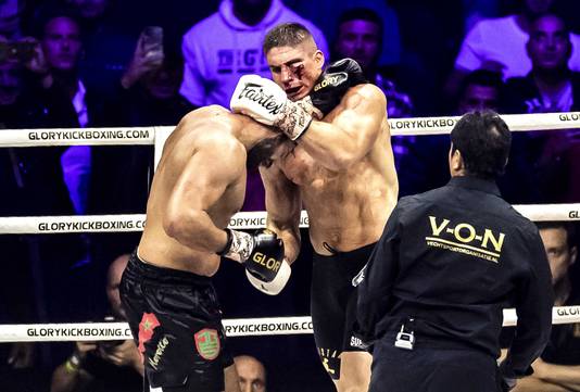 Kickboxer Rico Verhoeven dan Jamal Ben Seddik saat mereka memperebutkan gelar juara dunia di Gelridome.