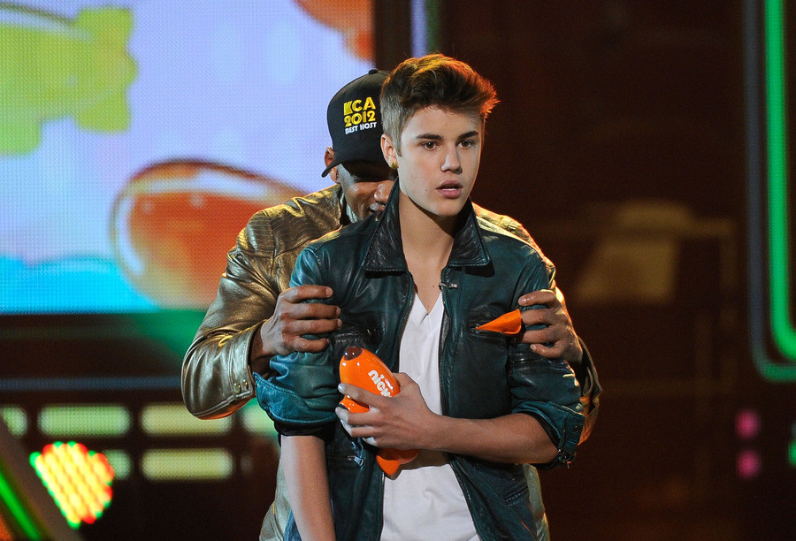 От 28 июня 2012 г 17. Kids choice Awards 2009 Justin Bieber. Джастин Бибер Никелодеон. Уилл Смит и Джастин Бибер. Justin Bieber June 28 2012.