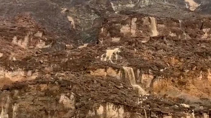 L'acqua scorre dai piedi della montagna.