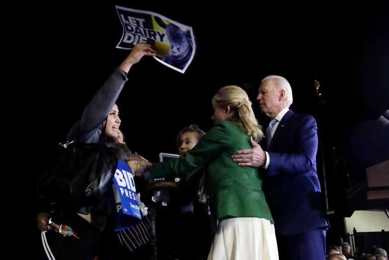 Tijdens een meeting in Los Angeles in maart vorig jaar gooide Jill Biden zich als schild tussen een veganistische activitiste en haar man.  Beeld AP