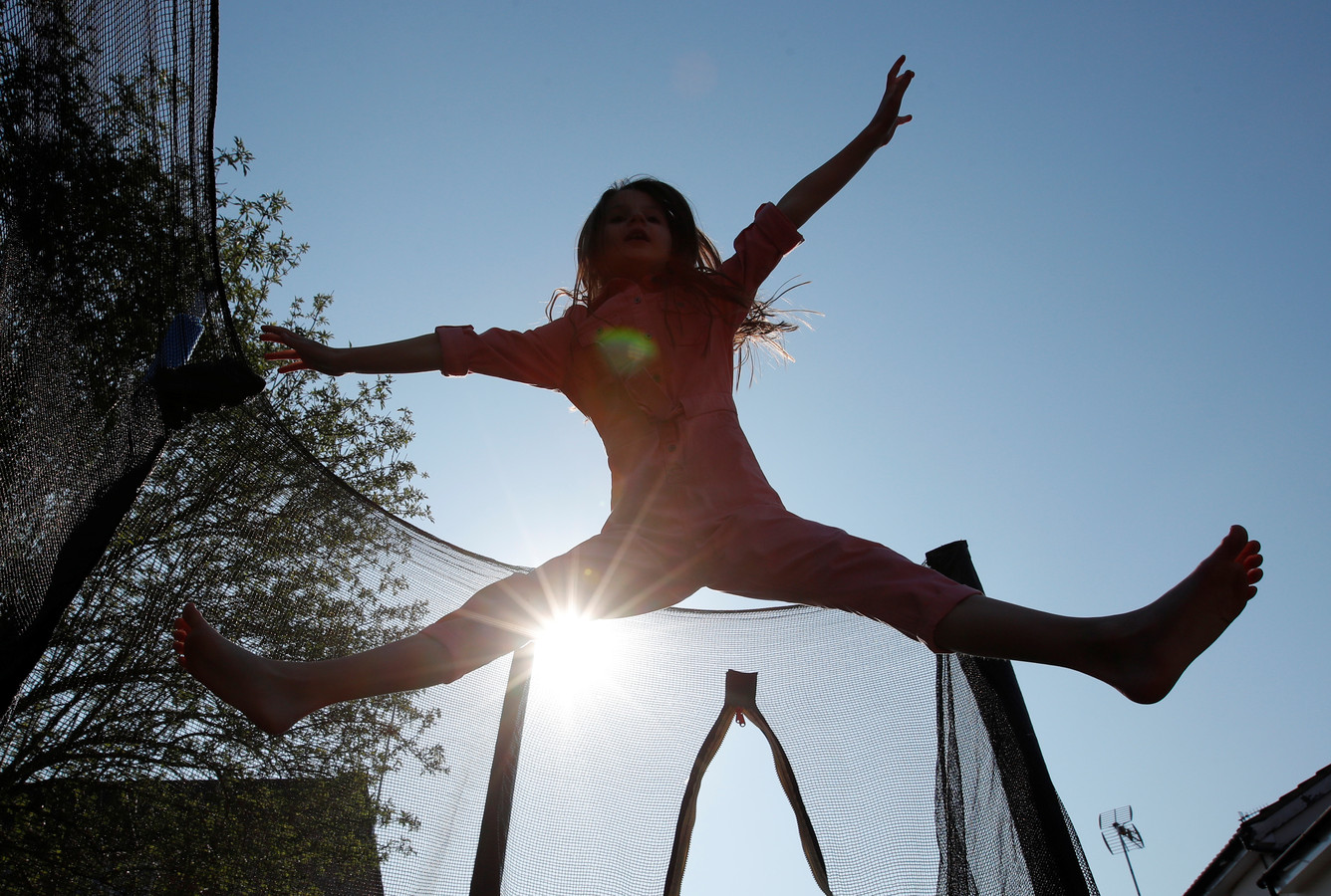 In sommige achtertuinen maakt de trampoline overuren.