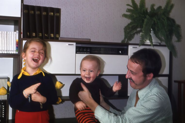 Theo Roelofs met zijn kinderen Suzanne en Herman, in de jaren zeventig Beeld 