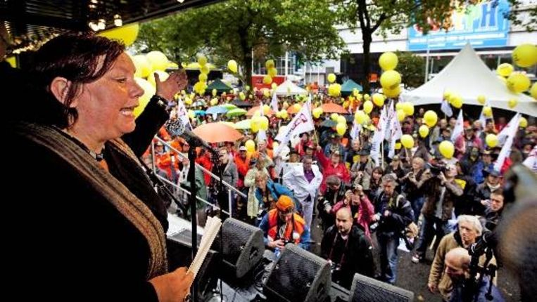FNV-voorzitter Agnes Jongerius spreekt de actievoerders op het Jaarbeursplein in Utrecht toe. ( ANP) Beeld 