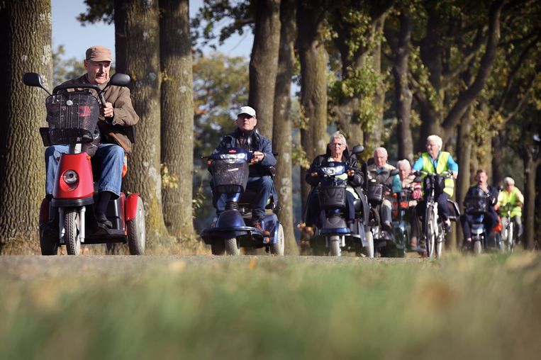 Scootmobieltocht voor scootmobielers uit Asten en Ommel. Beeld Marcel van den Bergh / de Volkskrant