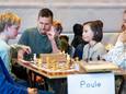 Groep 8-leerkracht Willem van Zantvoort volgt de partij tussen Julian Koelemaij (links) en Anoek Baaij tijdens het schaaktoernooi op basisschool De Elstar. ,,De kinderen hebben er echt baat bij dat we tijd inruimen om een potje te schaken.''