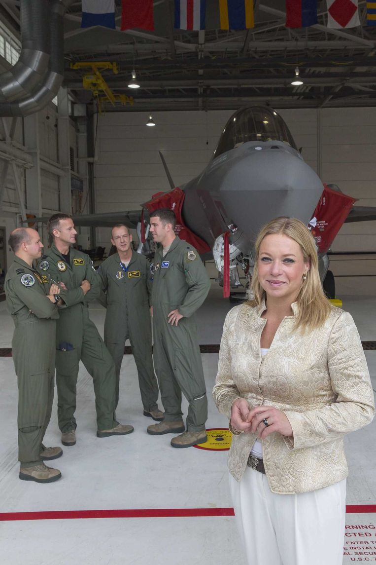 Minister van defensie Jeanine Hennis, tijdens een werkbezoek aan het Nederlandse JSF-detachement, november vorig jaar. Beeld anp