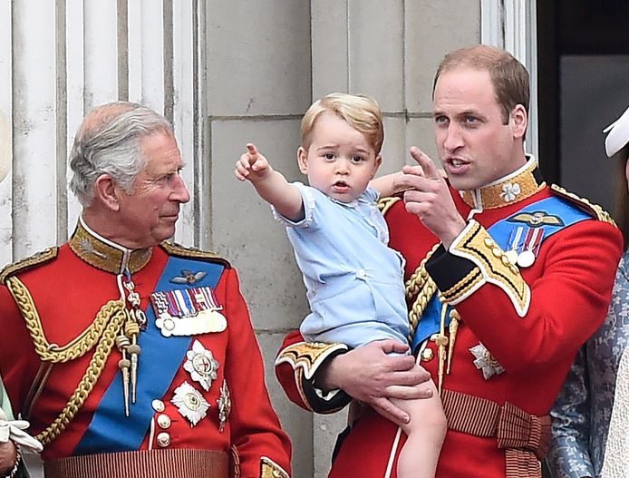 Prins George samen met zijn vader William en grootvader Charles.