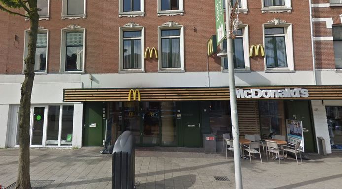 Het filiaal van McDonald's aan de Zwart Janstraat. De verdachte van de steekpartij is inmiddels aangehouden.