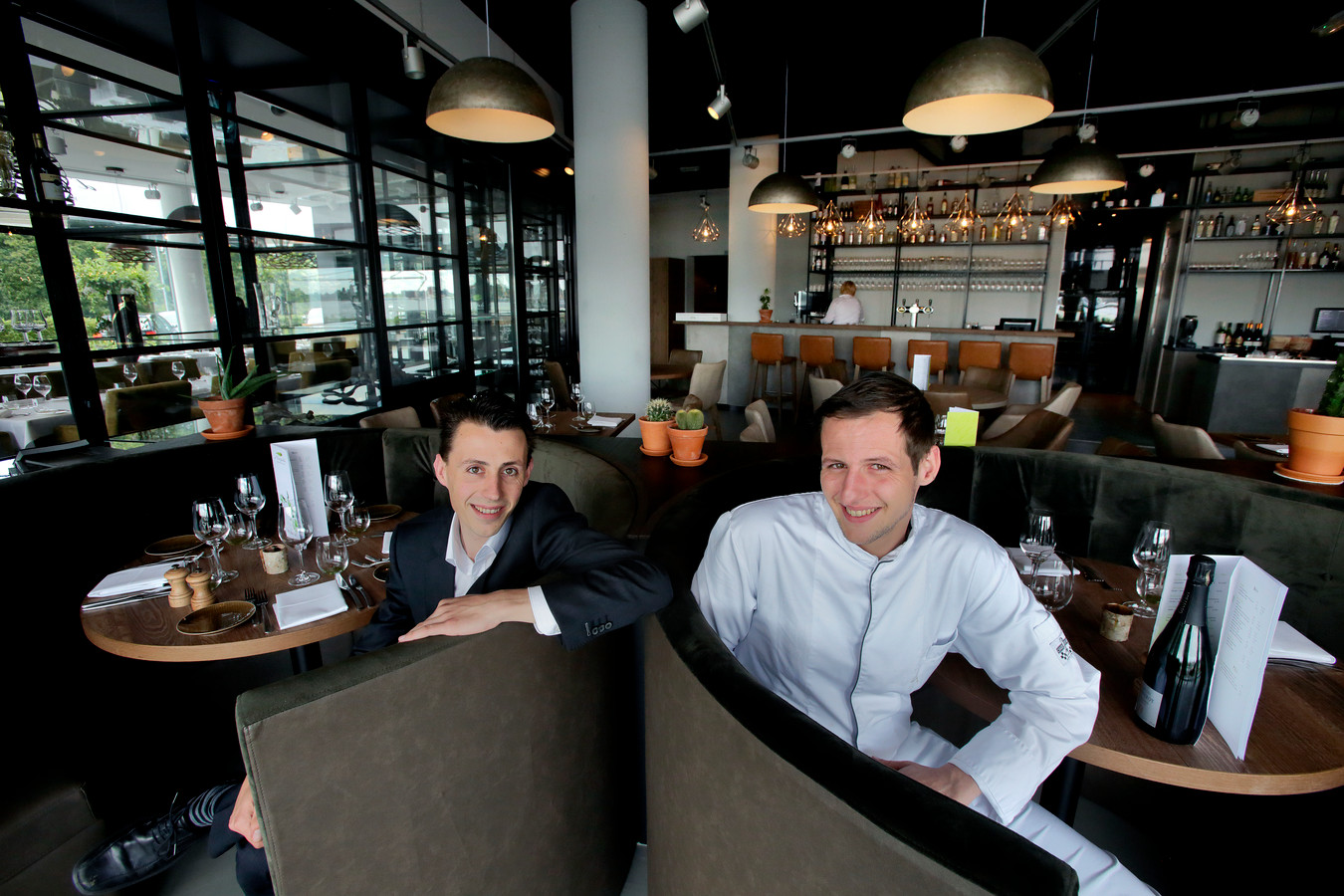 Restaurant De Ertepeller. Beeld uit het archief. Links Mark van den Berg, rechts chefkok Arjan Kuipers.