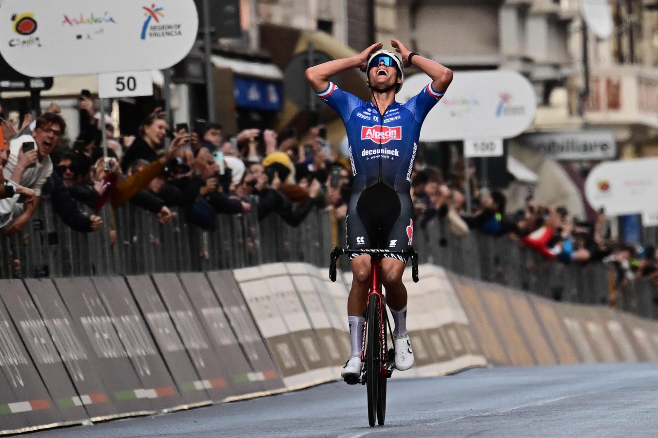 Mathieu van der Poel volgt Hennie Kuiper en opa op als winnaar Milaan