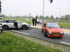 Ongeluk op kruising van N340 bij Ommen: fikse schade aan twee auto’s