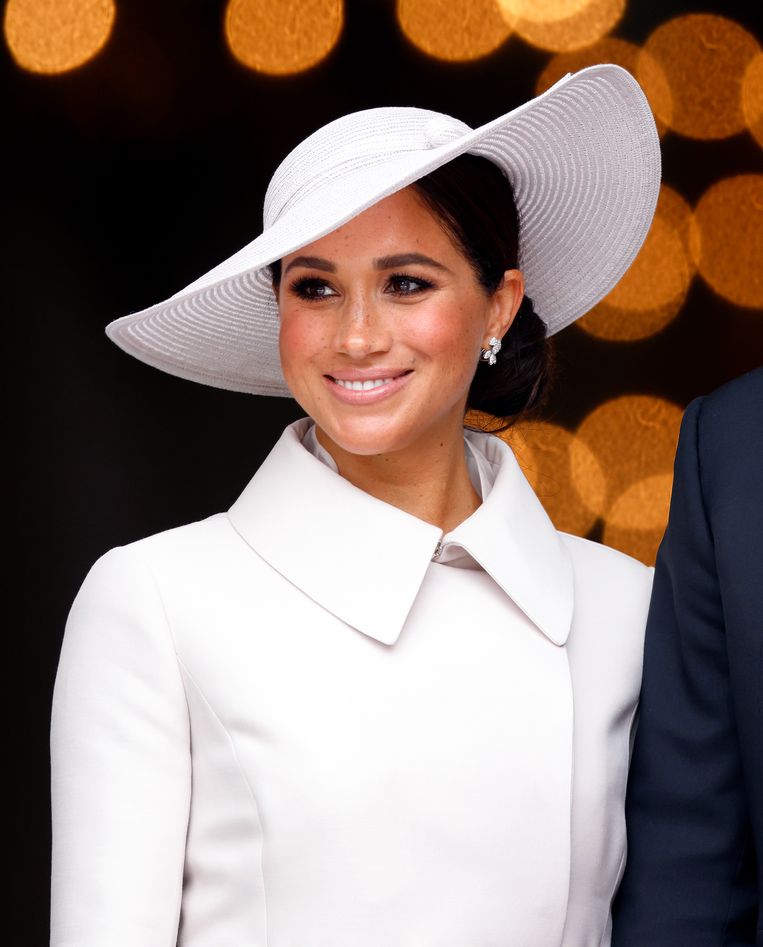 Ook Meghan Markle behoort tot de clientèle van Stephen Jones. Beeld Getty Images
