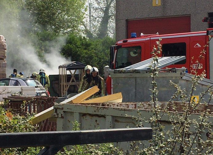 De brandweer kreeg het vuur in de container snel onder controle, langs de Nijverheidslaan in Geluwe.