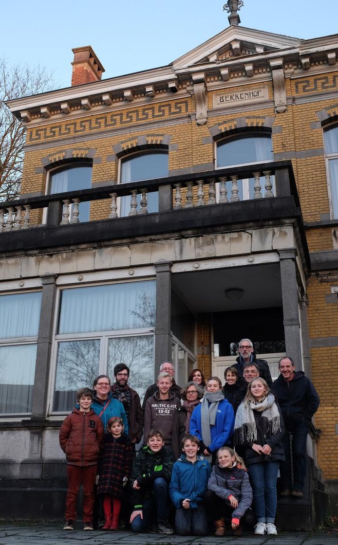 Luk Macken (tweede van rechts) van BerCoHof en enkele andere toekomstige bewoners van de site.