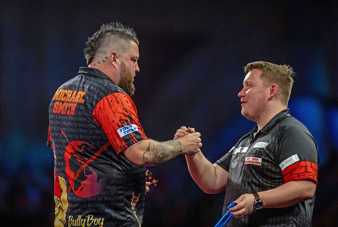 Smith en Schindler schudden elkaar de hand na een ware thriller op het WK-darts.
