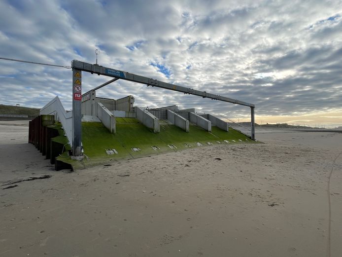 Deze betonnen constructie is een onderzoeksdijk om de golfoverslag en -kracht op een zeedijk te monitoren.