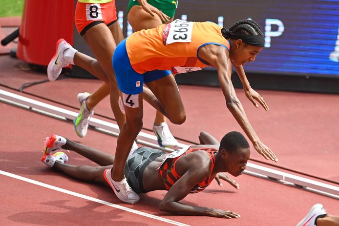 Sifan Hassan valt in de laatste ronde van de 1500 meter  halve finale in het Olympisch Stadion tijdens het atletiektoernooi van de Olympische Spelen in Tokio.