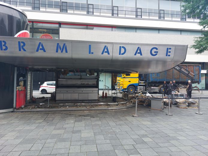 De Bram op het Binnenwegplein wordt ontmanteld. Het pand wordt gerenoveerd.