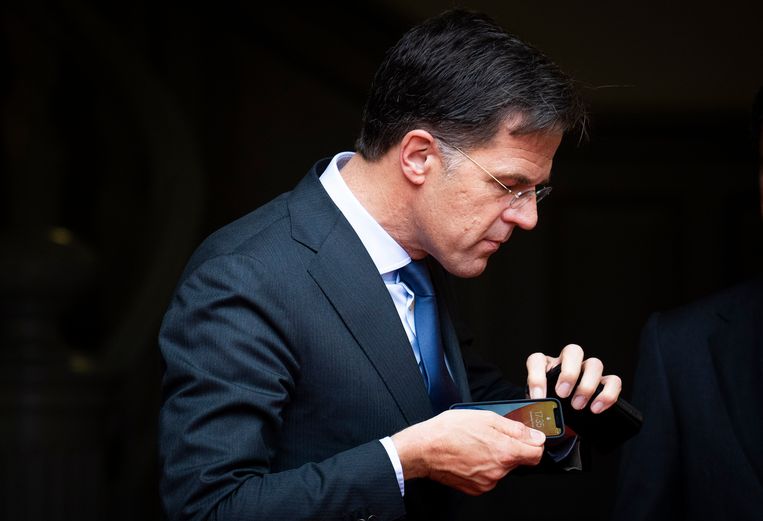 Premier Mark Rutte zet zijn telefoon op stil voordat hij Bondskanselier van Duitsland Olaf Scholz ontvangt op het ministerie van Algemene Zaken.  Beeld Freek van den Bergh / de Volkskrant