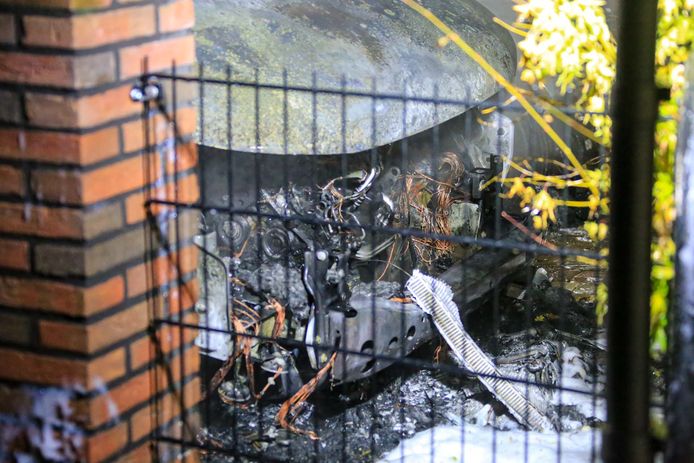 Bij een brand aan de Sint Jozefstraat in Deurne raakten drie voertuigen en een woning beschadigd.