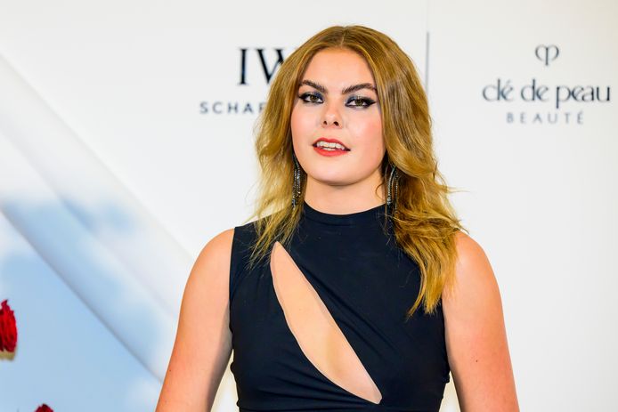 Bij Eloise haar make-up werd gekozen voor ‘hoe meer hoe beter’, en dat ...