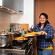 Herminia Panduro Montes wenst nieuwe pannen: ‘Het maakt me zo vrolijk om met eten mensen samen te brengen’