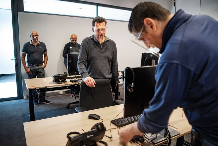 ICT medewerkers van het OLGV-Oost werken aan een nieuw centrum waar patiënten digitaal worden geholpen in de reguliere zorg.
 Beeld Guus Dubbelman / de Volkskrant 