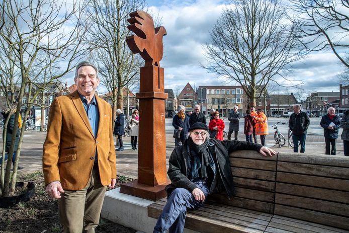 Kunstenaar Harry Verhoeven (r) en  raadslid Jos Peters (l) bij het kunstwerk van cortenstaal: Feniks.