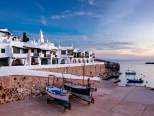 Exaspérés par les touristes, les habitants d’un village pittoresque de l'île de Minorque menacent de le fermer au public