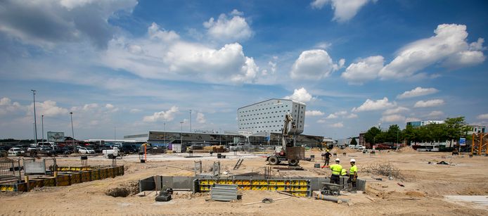 De werkzaamheden op P1 bij Eindhoven Airport zijn in volle gang.