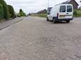 De hobbelige Zwaluwstraat in Tiel-Oost moet hoog nodig een nieuwe bestrating krijgen.