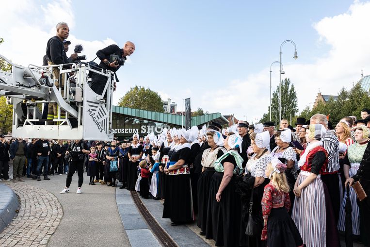 Jimmy Nelson makes a grand portrait on the Museumplein to celebrate the launch of his new book.  Statue Daphne Lucker