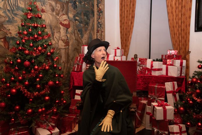 Uitgedoste vrijwilligers nemen de bubbels mee op sleeptouw doorheen het verhaal van Kerstmagie in het Kasteel van Laarne.