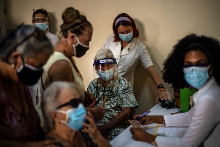 Improvvisamente, Cuba è diventata in cima alle liste del corona e i medici hanno lanciato l’allarme per la carenza