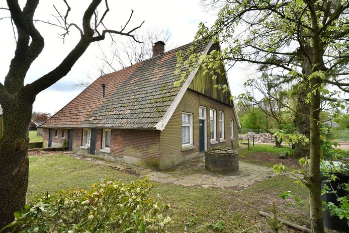 De oude, leegstaande boerderij van Aveskamp op recreatieterrein 't Goor naast tenniscomplex en bij de ijsbaan in Denekamp